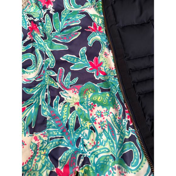 Lilly Pulitzer Navy Puffer Vest Floral Lining M Gold Zipper Quilted Winterwear - Picture 6 of 6